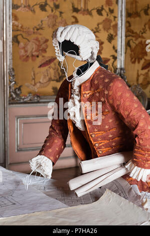 Mannequin portant des vêtements de style 18ème siècle papier dans Neues Palais Banque D'Images