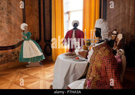 Les mannequins portant des vêtements de style 18ème siècle papier dans Neues Palais Banque D'Images