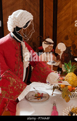 Les mannequins portant des vêtements de style 18ème siècle papier dans Neues Palais Banque D'Images