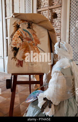 Mannequin portant des vêtements de style 18ème siècle papier chevalet par Banque D'Images