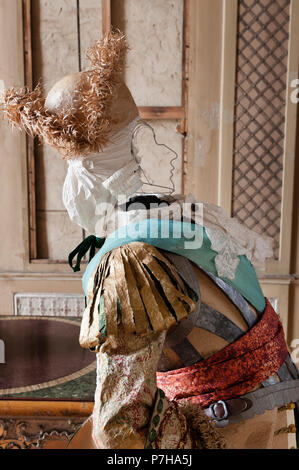 Mannequin portant des vêtements de style 18ème siècle papier dans Neues Palais Banque D'Images