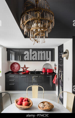 Télévision la façade gris foncé en unités de cuisine cuisine moderne avec vintage tolix metal chaise de salle à manger Banque D'Images