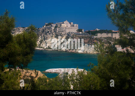 Une vue de l'île de San Nicola à proximité de l'île de San Domino, avec l'abbaye de Santa Maria a Mare complexe fortifié Banque D'Images