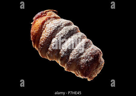 Shot de pâtisseries fraîches isolées sur fond noir. Banque D'Images