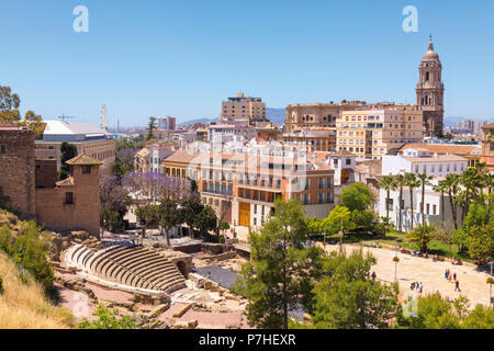 Malaga, Costa del Sol, la province de Malaga, Andalousie, Espagne du sud. Vue sur la ville montrant théâtre romain et de la cathédrale. L'Alcazaba est visible à gauche Banque D'Images