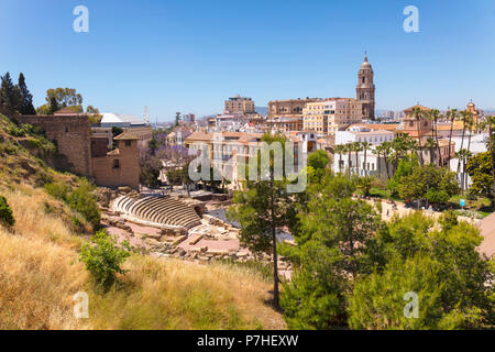 Malaga, Costa del Sol, la province de Malaga, Andalousie, Espagne du sud. Vue sur la ville montrant théâtre romain et de la cathédrale. L'Alcazaba est visible à gauche Banque D'Images