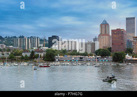 PORTLAND, OREGON - 4 juillet 2018 : Portland Waterfront Blues Festival de spectateurs le long de la rivière Willamette en attente d'Indpendence Day firew Banque D'Images