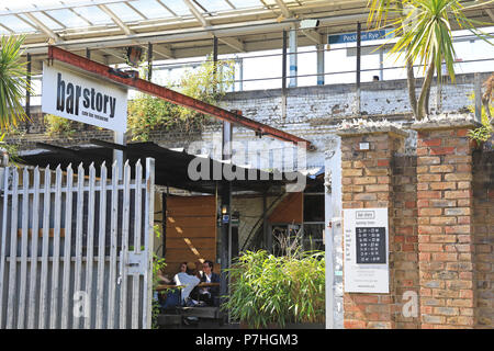 Histoire de la barre, un bar funky dans un lieu d'arty sous les arcades de Peckham Rye station sur Blenhiem Grove, South London, UK Banque D'Images