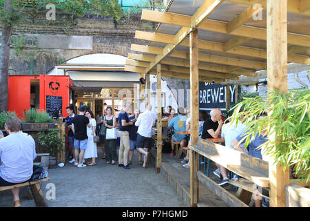 Brasserie brique à la mode sous les arches de Peckham Rye station sur Blenheim Terrace, dans le sud de Londres, UK Banque D'Images