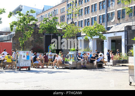 Le café/bar à la Copeland Gallery à l'emblématique Bussey Building sur le seigle Lane, Peckham, dans le sud de Londres, UK Banque D'Images