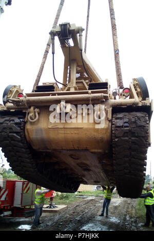 Les entrepreneurs roumains préparer un M88A2 Hercules armored recovery véhicule à l'aide d'une grue hydraulique mobile de sorte qu'il peut être chargé d'une semi-remorque lors des opérations de chargement ferroviaire avec des soldats du 2e bataillon, 5e régiment de cavalerie, 1st Armored Brigade Combat Team, 1re Division de cavalerie à la tête Sendreni en Roumanie dans le cadre de détermination de l'Atlantique, un exercice d'entraînement durables entre l'OTAN et les forces américaines, le 27 juin 2018. Les soldats chargés de divers véhicules blindés dont plusieurs M2A3 Bradley de combat, plusieurs M88A2 Hercules armored de dépannage et des dizaines de roues Banque D'Images