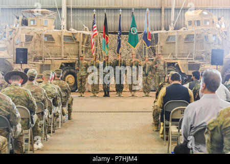 L'AÉRODROME DE KANDAHAR, Afghanistan (30 juin 2018) --Le color guard, composé de l'armée américaine, roumain, bulgare, et les soldats de se tenir au milieu de la cérémonie, le 30 juin 2018, au cours d'une cérémonie de transfert d'autorité pour former, conseiller et assister les Command-South à Kandahar, en Afghanistan. Le brigadier de l'armée américaine. Le général John Lathrop, commandant sortant de TAAC-Sud, a renoncé à l'autorité de TAAC-sud de l'Armée américaine à Brigue. Le général Jeffrey Smiley, nouveau commandant. (U.S. Photo de l'armée par le sergent. Neysa Canfield/TAAC-Sud Affaires publiques) Banque D'Images