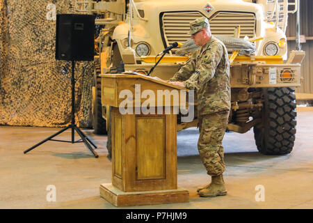 L'AÉRODROME DE KANDAHAR, Afghanistan (30 juin 2018) -- L'ARMÉE AMÉRICAINE Brig. Le général Jeffrey Smiley, nouveau commandant pour former, informer, et aider les Command-South, adresse à l'auditoire, le 30 juin 2018, au cours d'une cérémonie de transfert d'autorité à Kandahar, en Afghanistan. Smiley, affecté à la 40e Division d'infanterie, la Garde nationale de Californie, a pris le commandement de TAAC-sud de l'armée américaine de Brig. Le général John Lathrop, commandant sortant. (U.S. Photo de l'armée par le sergent. Neysa Canfield/TAAC-Sud Affaires publiques) Banque D'Images