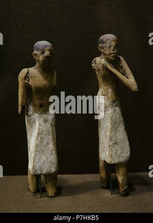 Figurines hommes de bois avec traces de polychromie. Placé à l'intérieur les riches tombes de l'Égypte ancienne. 20ème au 19ème siècle avant J.-C.. Empire du Milieu. Le Musée de l'Ermitage. Saint-pétersbourg. La Russie. Banque D'Images