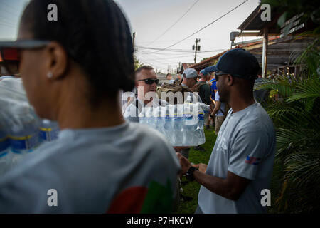 Les Marines américains avec des Groupe de travail air-sol marin - Southern Command charger un véhicule avec de l'eau au cours d'une randonnée humanitaire organisé par la Base Aérienne de Soto Cano chapelle près de La Paz, Honduras, le 30 juin 2018. La randonnée est organisée pour fournir des villages locaux avec de la nourriture et des fournitures. Les Marines et les marins d'SPMAGTF-SC mènent la coopération de sécurité et de formation projets d'ingénierie avec des forces militaires de la nation d'Amérique centrale et du Sud. L'unité est également prêt à fournir une aide humanitaire et des secours en cas d'ouragan ou de toute autre urgence dans le re Banque D'Images