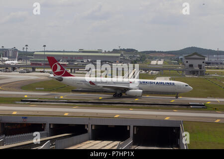 La Malaysian Airlines Boeing 737 taxis pour le terminal après l'atterrissage à l'Aéroport International de Kuala Lumpur en Malaisie. Banque D'Images