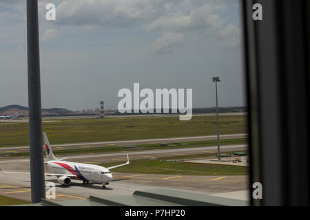 La Malaysian Airlines Boeing 737 taxis pour le terminal après l'atterrissage à l'Aéroport International de Kuala Lumpur en Malaisie. Banque D'Images