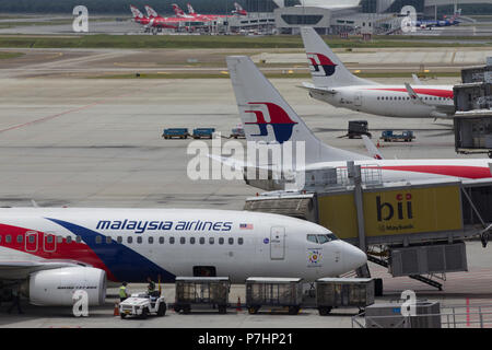 La Malaysian Airlines Boeing 737 taxis pour le terminal après l'atterrissage à l'Aéroport International de Kuala Lumpur en Malaisie. Banque D'Images