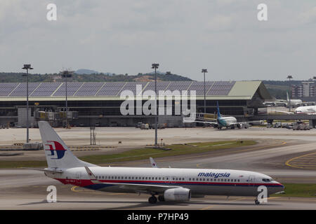 La Malaysian Airlines Boeing 737 taxis pour le terminal après l'atterrissage à l'Aéroport International de Kuala Lumpur en Malaisie. Banque D'Images