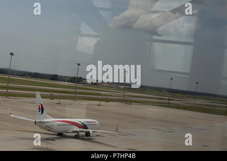 La Malaysian Airlines Boeing 737 taxis pour le terminal après l'atterrissage à l'Aéroport International de Kuala Lumpur en Malaisie. Banque D'Images