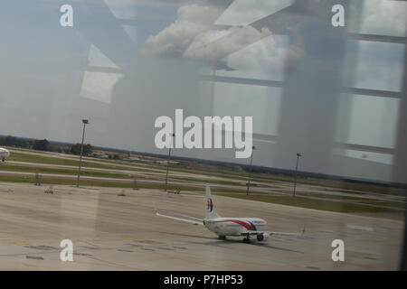 La Malaysian Airlines Boeing 737 taxis pour le terminal après l'atterrissage à l'Aéroport International de Kuala Lumpur en Malaisie. Banque D'Images