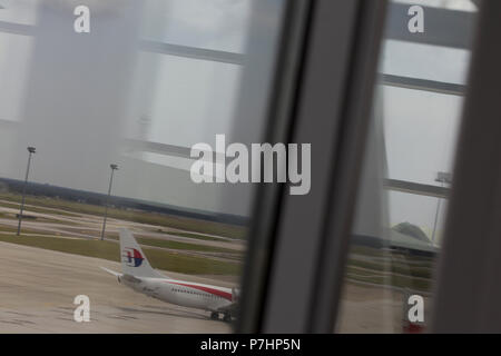 La Malaysian Airlines Boeing 737 taxis pour le terminal après l'atterrissage à l'Aéroport International de Kuala Lumpur en Malaisie. Banque D'Images