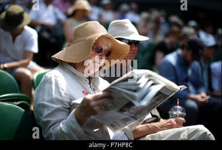 Spectateurs lire l'article sur le Court central avant de jouer sur cinq jours du tournoi de Wimbledon à l'All England Lawn Tennis et croquet Club, Wimbledon. Banque D'Images