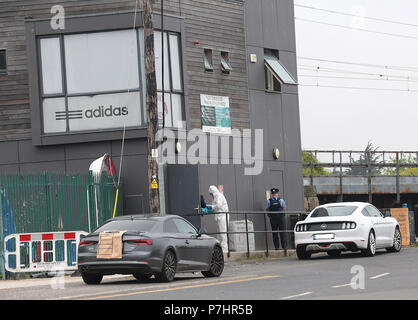 La police au lieu d'un tournage à Bray Boxing Club, qui est dirigé par Peter Taylor, père de champion du monde de boxe Katie Taylor. Un homme de 50 ans est mort dans la fusillade, tandis que le père de Katie Peter Taylor et un autre homme étaient tous deux blessés. Doté d''atmosphère : où : Dublin, Irlande Quand : 05 juin 2018 Source : WENN.com Banque D'Images