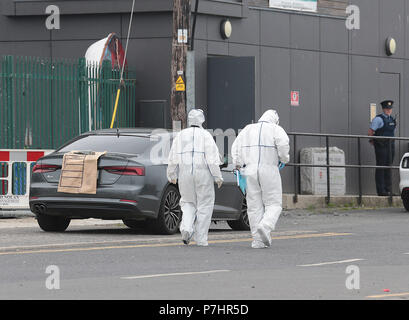 La police au lieu d'un tournage à Bray Boxing Club, qui est dirigé par Peter Taylor, père de champion du monde de boxe Katie Taylor. Un homme de 50 ans est mort dans la fusillade, tandis que le père de Katie Peter Taylor et un autre homme étaient tous deux blessés. Doté d''atmosphère : où : Dublin, Irlande Quand : 05 juin 2018 Source : WENN.com Banque D'Images