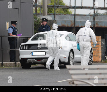 La police au lieu d'un tournage à Bray Boxing Club, qui est dirigé par Peter Taylor, père de champion du monde de boxe Katie Taylor. Un homme de 50 ans est mort dans la fusillade, tandis que le père de Katie Peter Taylor et un autre homme étaient tous deux blessés. Doté d''atmosphère : où : Dublin, Irlande Quand : 05 juin 2018 Source : WENN.com Banque D'Images