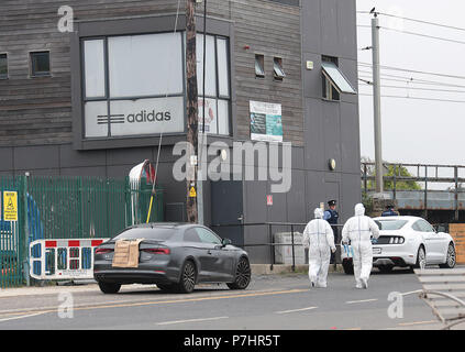 La police au lieu d'un tournage à Bray Boxing Club, qui est dirigé par Peter Taylor, père de champion du monde de boxe Katie Taylor. Un homme de 50 ans est mort dans la fusillade, tandis que le père de Katie Peter Taylor et un autre homme étaient tous deux blessés. Doté d''atmosphère : où : Dublin, Irlande Quand : 05 juin 2018 Source : WENN.com Banque D'Images