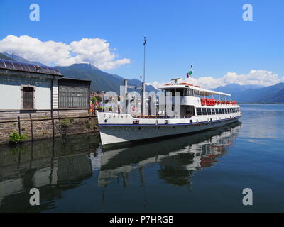 LOCARNO, SUISSE EUROPE sur Juillet 2017 : vapeur à aubes bateau amarré prêt pour une croisière sur la promenade sur le Lac Maggiore alpin suisse de voyage en Europe Banque D'Images