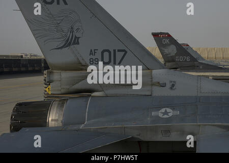 Pilotes de la Force expéditionnaire du 125e Escadron de chasse de Tulsa Oklahoma, servant sous le 455 e groupe d'opérations expéditionnaires, a volé F-16 Fighting Falcon avec numéros 017 et 076 en l'honneur de l'indépendance, le 4 juillet 2018 plus de Bagram, en Afghanistan. Le jour de l'indépendance, est une maison de vacances dans l'United States commémorant l'adoption de la Déclaration d'indépendance le 4 juillet 1776. Le Congrès continental a déclaré que les treize colonies américaines se considéraient comme une nouvelle nation, les Etats-Unis d'Amérique, et ne faisaient plus partie de l'Empire britannique. (U.S. Photo de l'Armée de l'air Banque D'Images