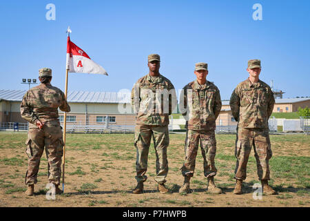 Pvt. Jakelyn Freeman, Spc Jeffery Vang et Pvt. Lukes Hess, tous affectés à un Co, 2e Bataillon, 5e régiment de cavalerie, 1st Armored Brigade Combat Team, 1re Division de cavalerie, se tenir en face de la formation à recevoir la commande du sergent-major des crédits qu'ils ont gagné, Novo Selo, la Bulgarie, le 2 juillet 2018. Un OM est stationné en Bulgarie à l'appui de la résolution de l'Atlantique, un exercice d'entraînement durables entre l'OTAN et des Forces américaines. (U.S. La Garde nationale de l'armée photo par le Sgt. Jamar Marcel Pugh, 382e Détachement des affaires publiques/ 1ère ABCT, 1er CD/libérés) Banque D'Images