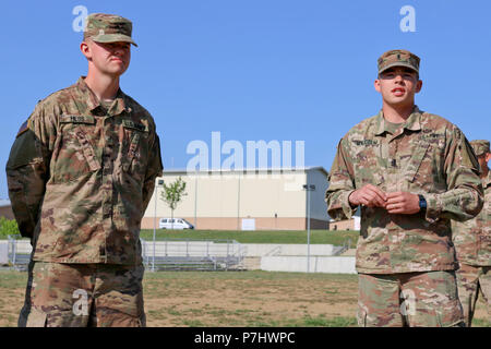 1er lieutenant William Malcolm explique pourquoi Pvt. Lukes Hess a obtenu un sergent-major de commandement de pièces pour son éthique de travail exceptionnel et l'engagement au travail, Novo Selo, la Bulgarie, le 2 juillet 2018. Les deux soldats sont affectés à une Co, 2e Bataillon, 5e régiment de cavalerie, 1st Armored Brigade Combat Team, 1re Division de cavalerie. (U.S. La Garde nationale de l'armée photo par le Sgt. Jamar Marcel Pugh, 382e détachement des affaires publiques/ 1ère ABCT, 1er CD/libérés) Banque D'Images