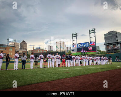 Le colonel Allison Miller lance la première balle cermonial pendant une partie de baseball des Columbus Clippers 4 juillet 2018. Les Columbus Clippers salute héros militaires locales au cours de la 4ème de juillet Vacances, honorant les femmes dans l'armée, où le colonel Miller a eu l'honneur de lancer la première balle. (U.S. Air National Guard photo : Capt Jordyn Sadowski/libérés) Banque D'Images