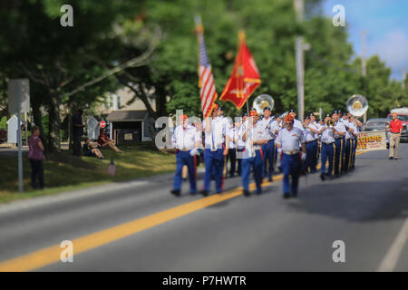 Marine Corps et les membres de la garde d'honneur de la Ligue des soldats de la Garde nationale du New Jersey's 63rd Army Band effectuer dans l'historique Smithville Quatrième de juillet parade à Smithville, N.J., le 4 juillet 2018. Cette parade annuelle est la plus importante de l'état. Cette photo a été prise avec un objectif tilt shift. (U.S. Air National Guard photo par le Sgt. Matt Hecht) Banque D'Images