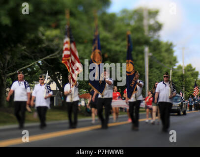 Les membres de la garde d'honneur de la Légion américaine à effectuer l'historique Smithville Quatrième de juillet parade à Smithville, N.J., le 4 juillet 2018. Cette parade annuelle est la plus importante de l'état. Cette photo a été prise avec un objectif tilt shift. (U.S. Air National Guard photo par le Sgt. Matt Hecht) Banque D'Images