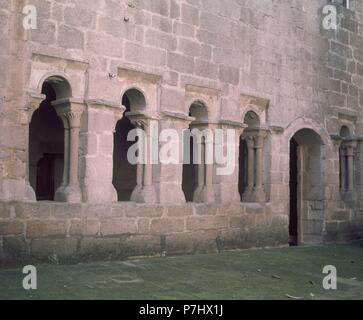 TARDORROMANICA ARQUERIA DE LA FACHADA DEL PALACIO EPISCOPAL - SIGLO XII. Lieu : Musée Archéologique, Ourense, ESPAGNE. Banque D'Images