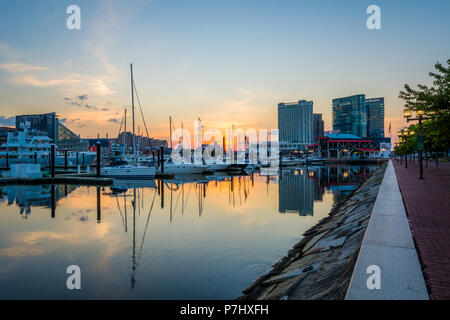 Le port intérieur au lever du soleil, à Baltimore, Maryland Banque D'Images