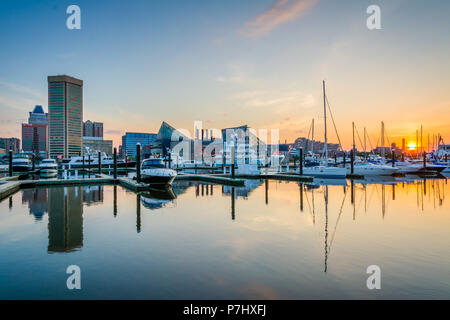 Le port intérieur au lever du soleil, à Baltimore, Maryland Banque D'Images