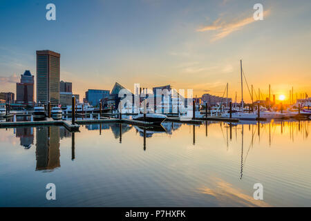 Le port intérieur au lever du soleil, à Baltimore, Maryland Banque D'Images