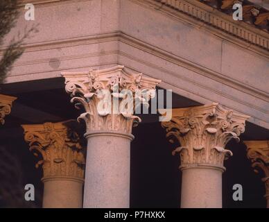 DETALLE DE LOS CAPITELES DE ORDEN CORINTIO DE LA COLUMNATA DEL PORTICO AL ATARDECER - 1790-1808 - NEOCLASICISMO ESPAÑOL. Auteur : Juan de Villanueva (1739-1811). Emplacement : OBSERVATORIO ASTRONOMICO, MADRID, ESPAGNE. Banque D'Images