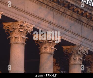 DETALLE DE LOS CAPITELES DE ORDEN CORINTIO DE LA COLUMNATA DEL PORTICO AL ATARDECER - 1790-1808 - NEOCLASICISMO ESPAÑOL. Auteur : Juan de Villanueva (1739-1811). Emplacement : OBSERVATORIO ASTRONOMICO, MADRID, ESPAGNE. Banque D'Images