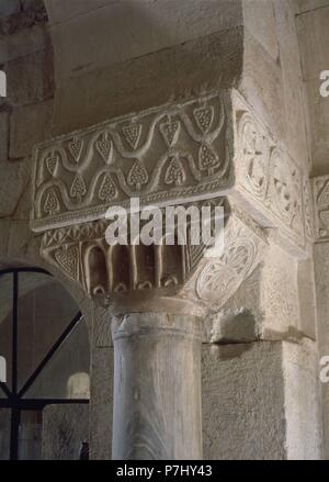 Intérieur - CAPITEL VISIGOTICO DEL SIGLO VII. Lieu : EGLISE DE SAN PEDRO DE LA NAVE, CAMPILLO, Zamora, Espagne. Banque D'Images