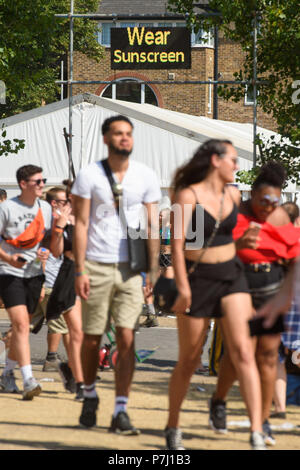 Festivaliers profiter de temps chaud le premier jour du festival sans fil, à Finsbury Park, au nord de Londres. Banque D'Images