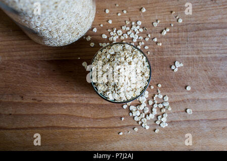 Flocons d'avoine naturelle source de fibre pour l'ensemble du régime alimentaire sur la table en bois Banque D'Images