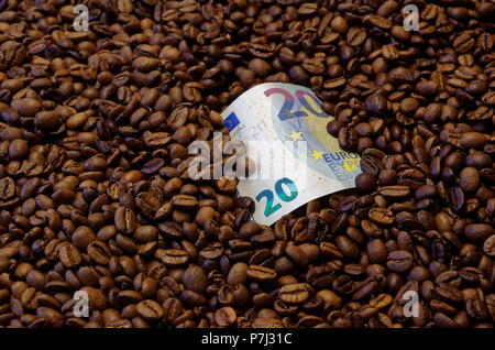 20 billet d'Euro dans le café torréfié Banque D'Images
