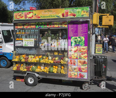 Vendeur vend smoothies aux fruits de Union Square à New York. Banque D'Images