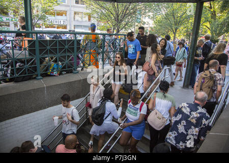 Escaliers vers et depuis la station de métro Union Square sont toujours serré à la 14e Rue à New York City. Banque D'Images